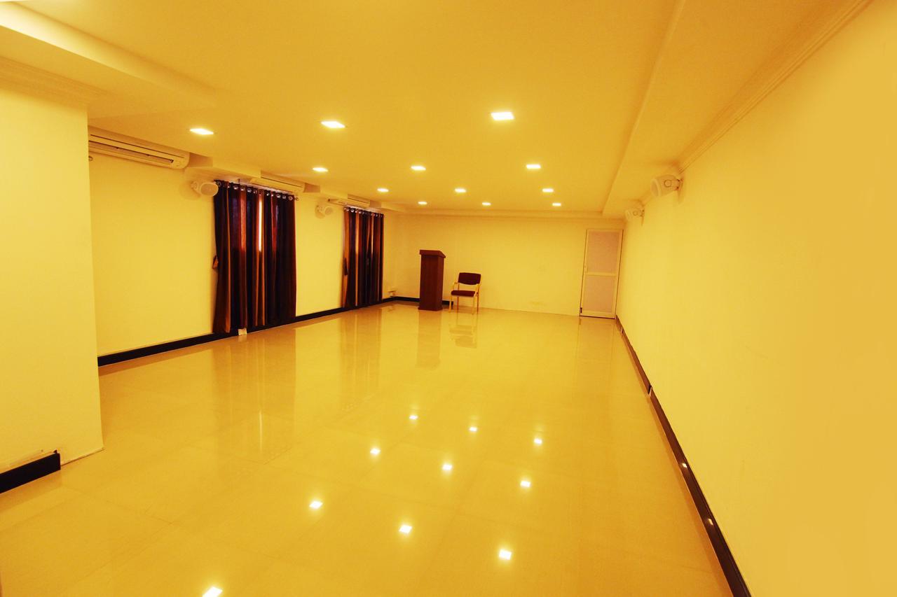 Oyo 18604 Puthens Capitol Inn Kochi Exterior photo