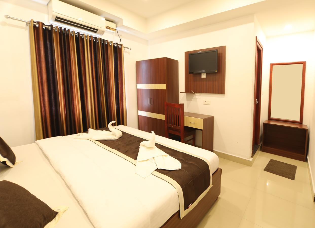 Oyo 18604 Puthens Capitol Inn Kochi Exterior photo