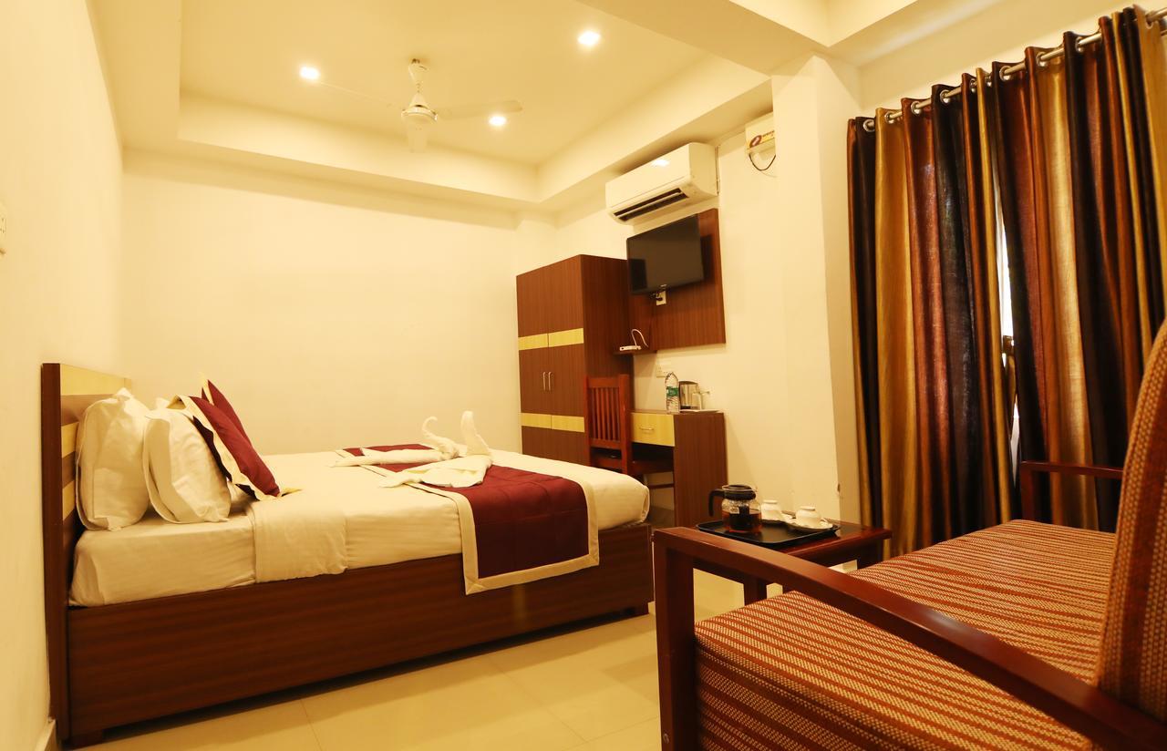 Oyo 18604 Puthens Capitol Inn Kochi Exterior photo
