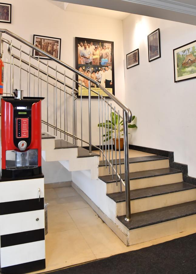 Oyo 18604 Puthens Capitol Inn Kochi Exterior photo