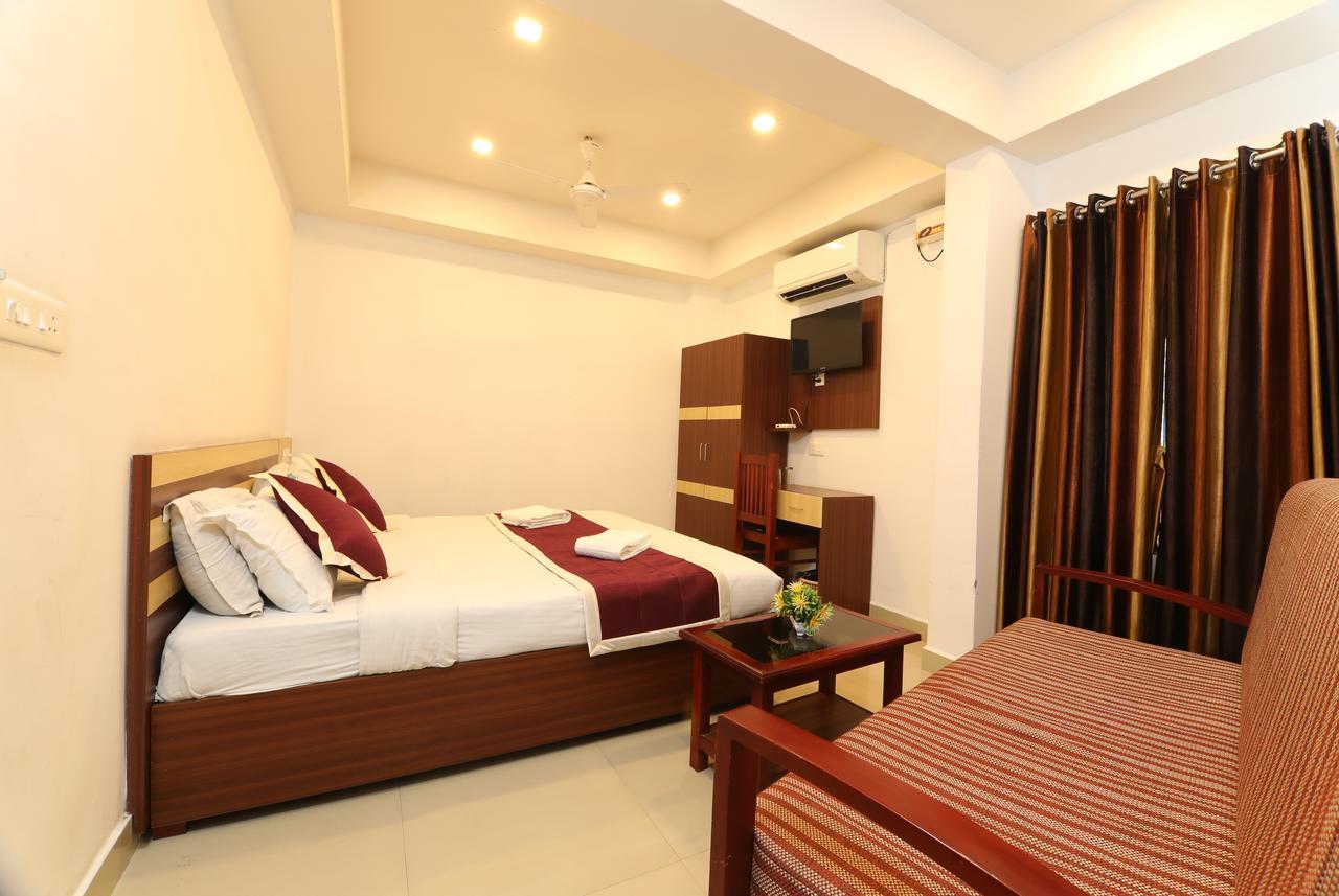 Oyo 18604 Puthens Capitol Inn Kochi Exterior photo