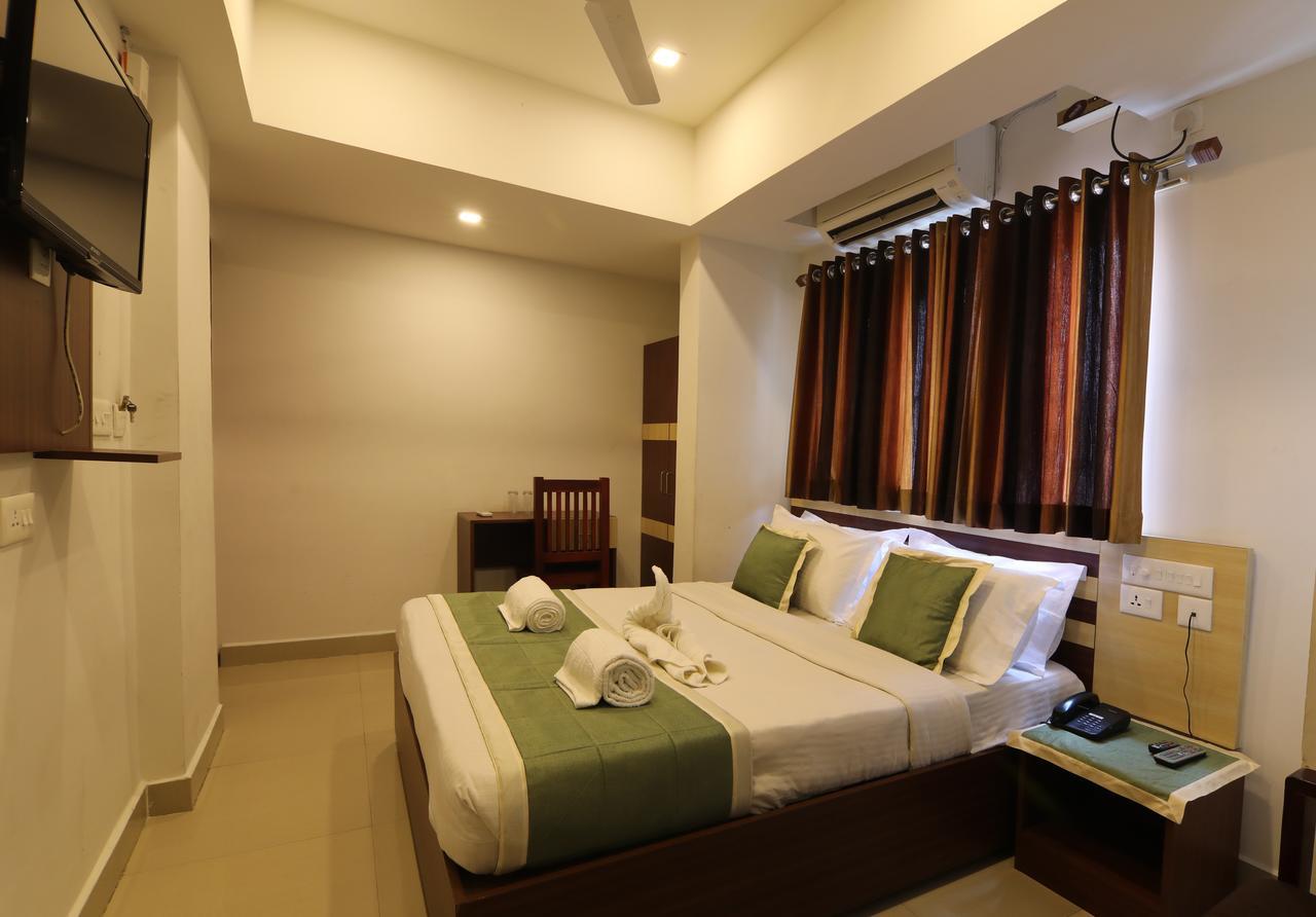 Oyo 18604 Puthens Capitol Inn Kochi Exterior photo