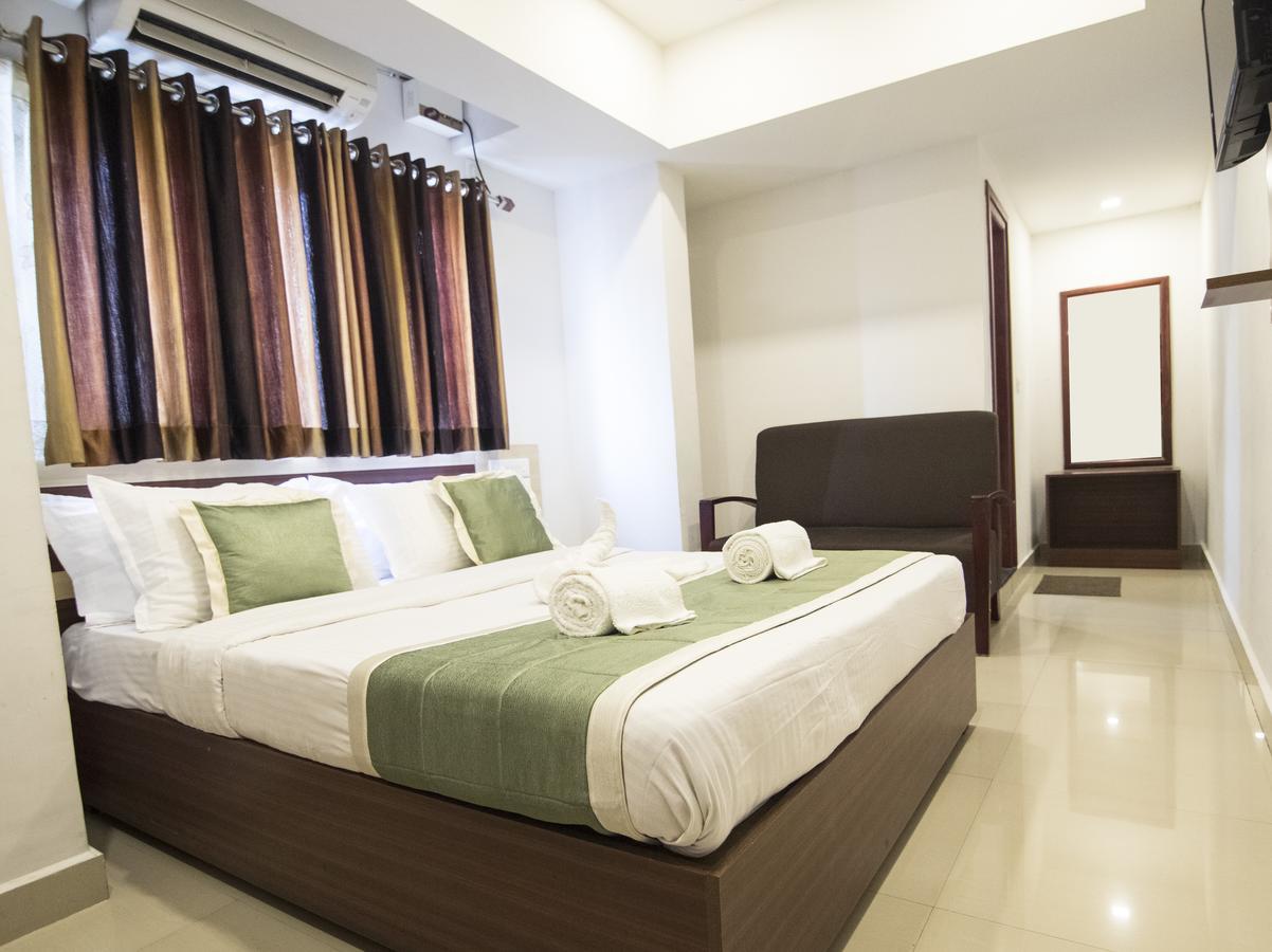 Oyo 18604 Puthens Capitol Inn Kochi Exterior photo