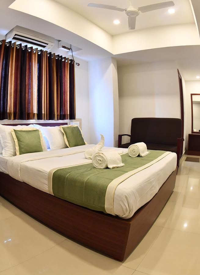 Oyo 18604 Puthens Capitol Inn Kochi Exterior photo