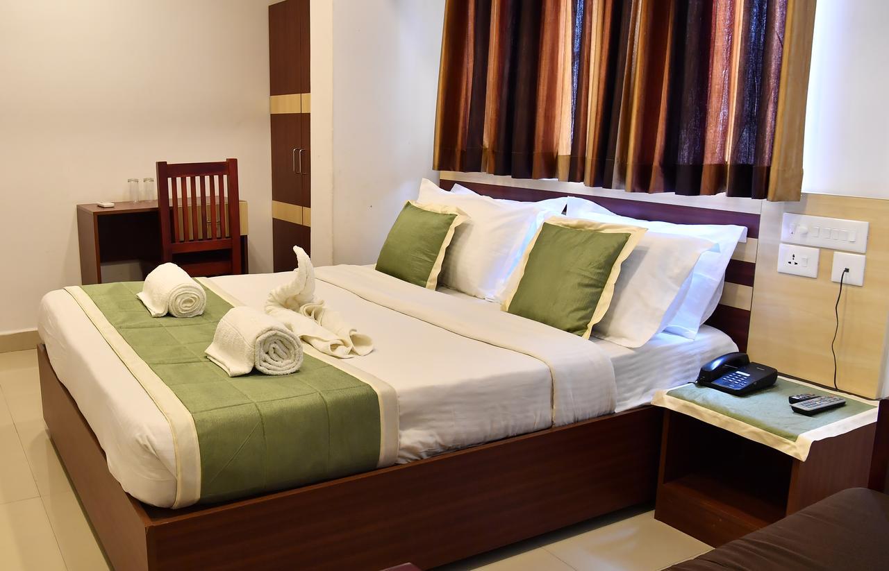 Oyo 18604 Puthens Capitol Inn Kochi Exterior photo