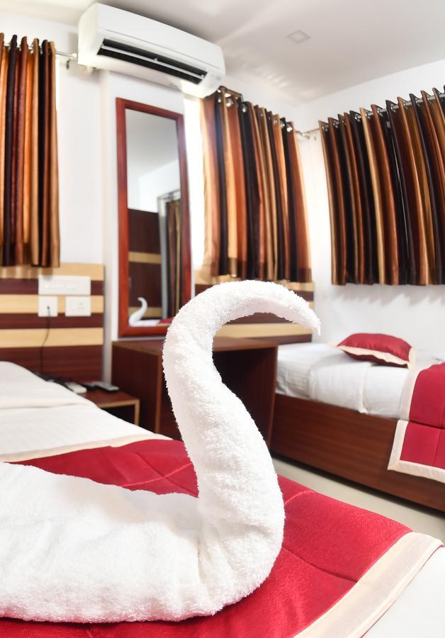 Oyo 18604 Puthens Capitol Inn Kochi Exterior photo