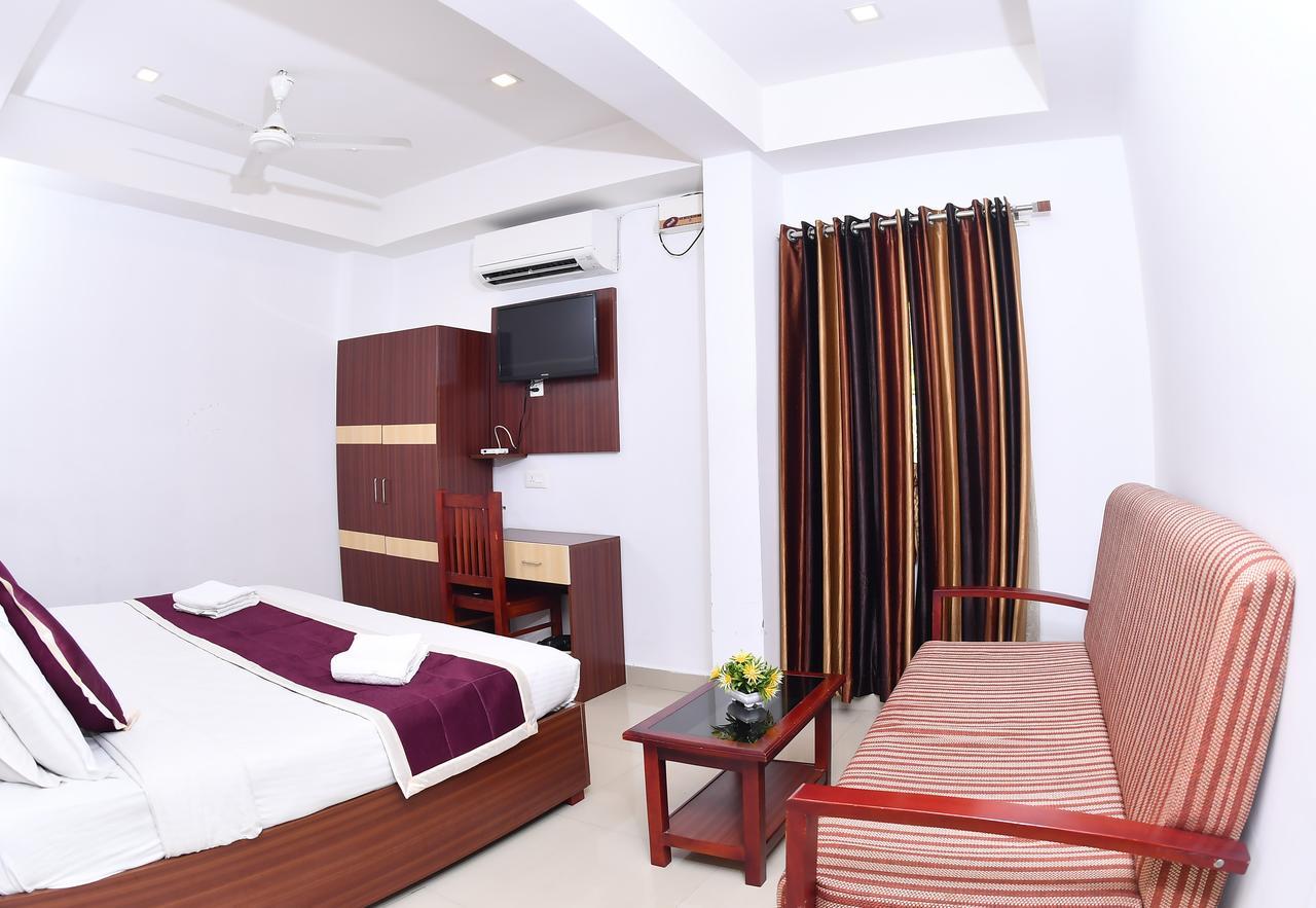 Oyo 18604 Puthens Capitol Inn Kochi Exterior photo