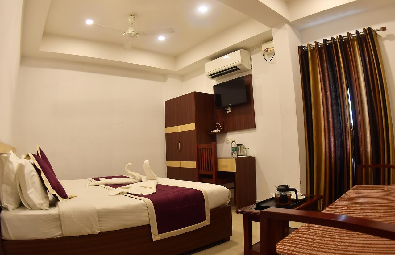 Oyo 18604 Puthens Capitol Inn Kochi Exterior photo