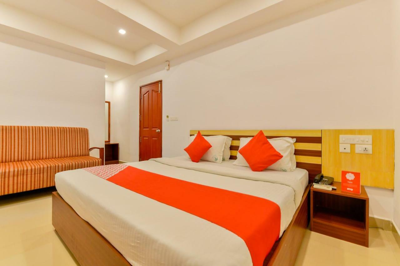 Oyo 18604 Puthens Capitol Inn Kochi Exterior photo