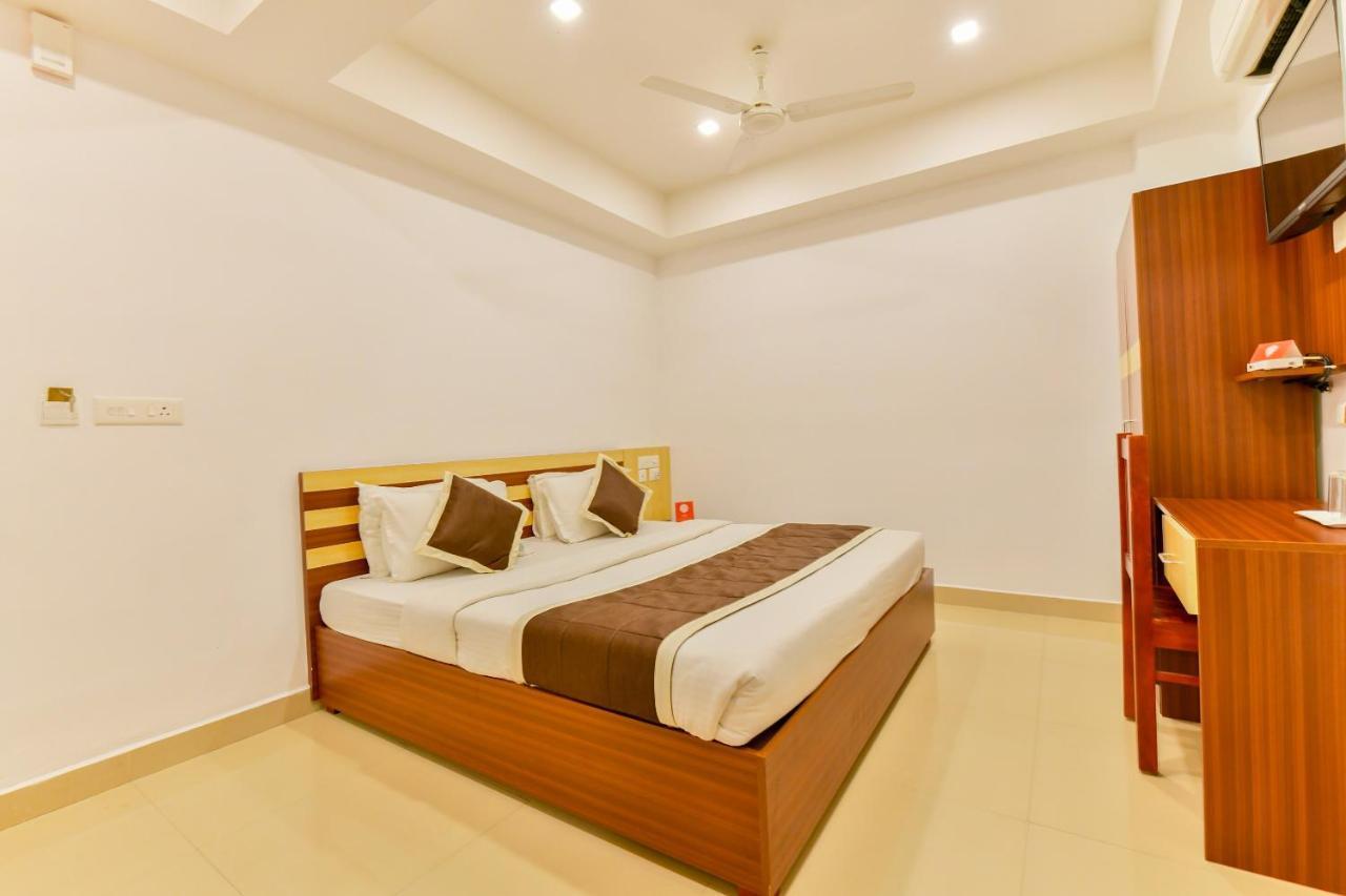 Oyo 18604 Puthens Capitol Inn Kochi Exterior photo